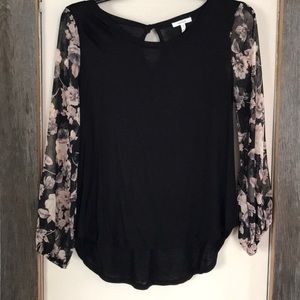 Black floral arm blouse
